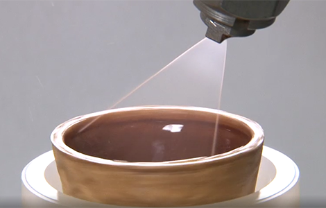 コーンアイスへのチョコレート塗布